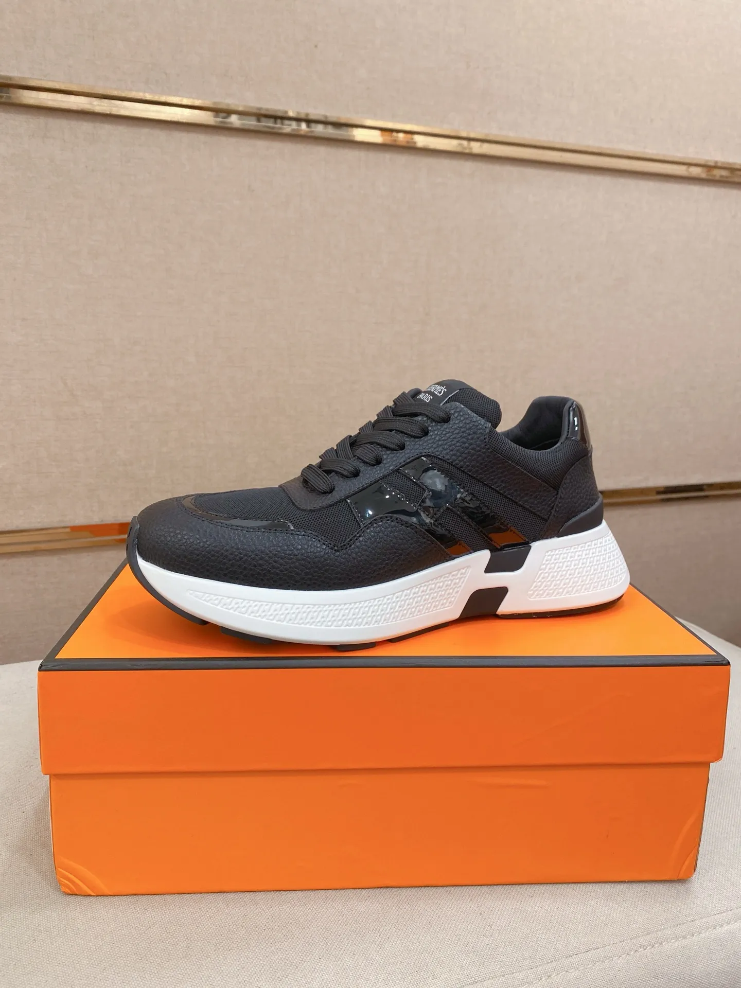 Factory price: 560💰《HERMES》【Classic Original Version】Hermès; Top 🔝 Purchasing Agency 🔍🔍Men's latest 🇺🇸 counters are on sale simultaneously, imported from Italy original ▲▲cowhide ▲▲ (high-end, nobility, class) ) Exquisite workmanship (Italian 🇮🇹 imported water-dyed 🐂 cowhide lining) sole: original sole provided by the original factory, ⚠️exclusive double-layer activity·TPR·rubber·combined molded outsole; super comfortable·wear-resistant·non-slip·environmental protection The real thing is more beautiful if you take the real thing (high quality, follow the order). You can enter and exit the counter at will * Number of yards: 38-44 (45 can be customized and cannot be returned or exchanged)